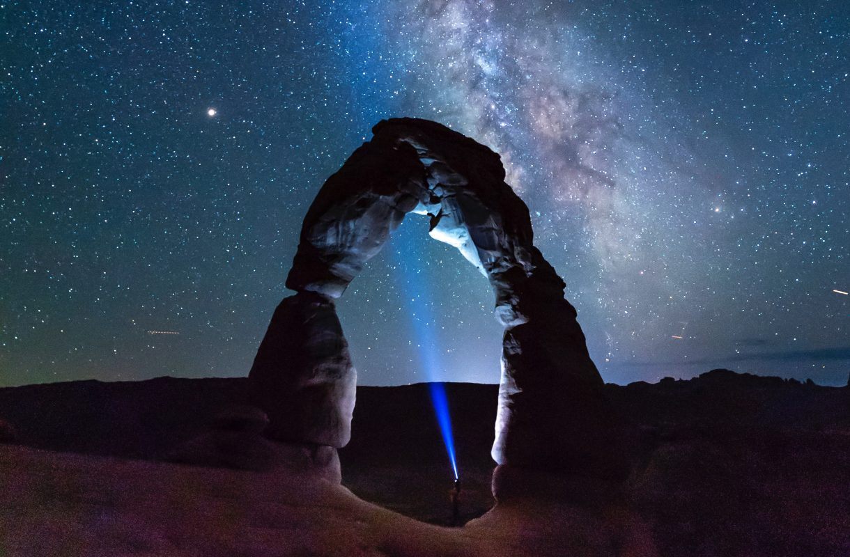 night sky full of stars at arches national park