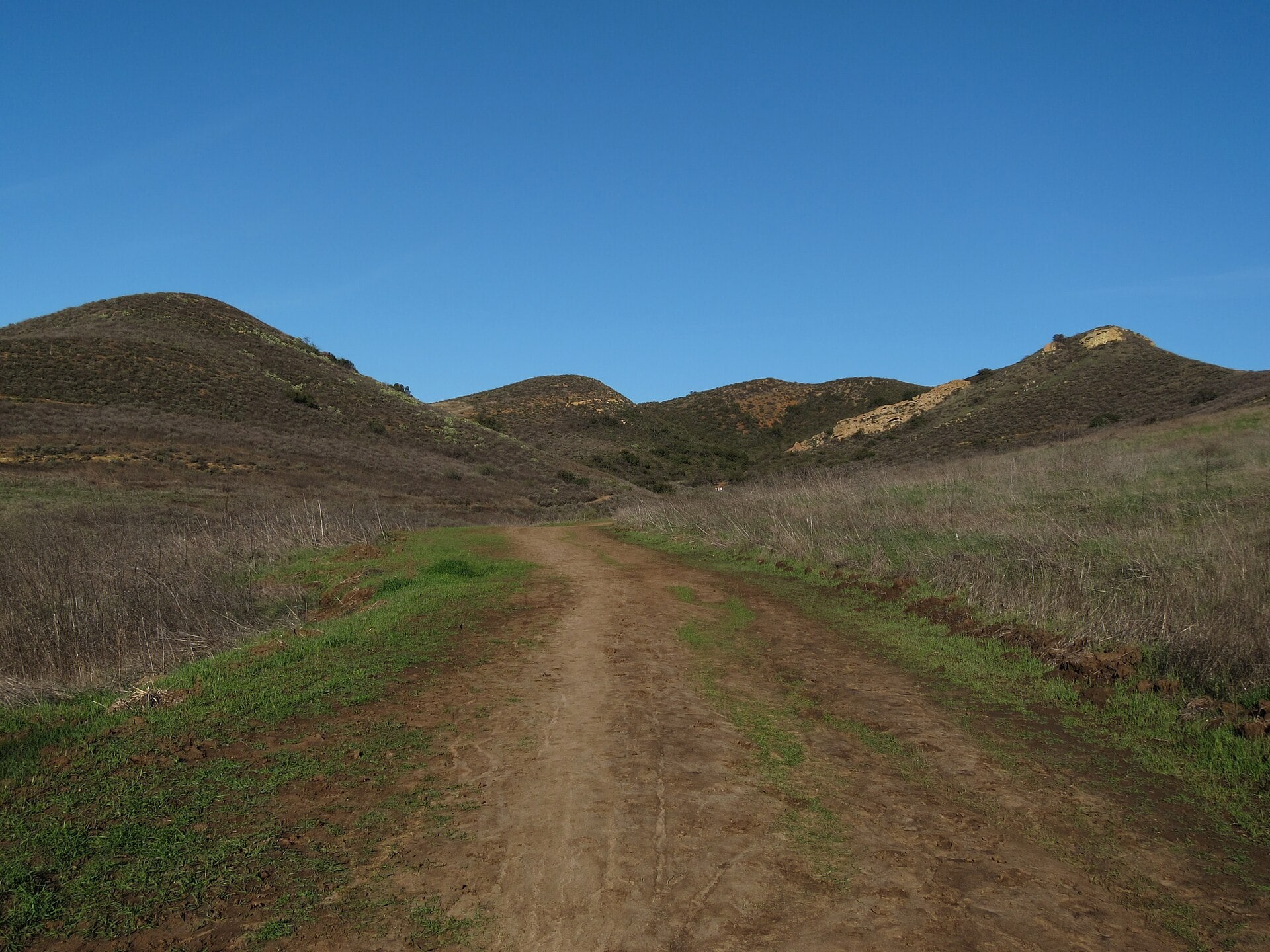 Trail through Lang Ranch in Thousand Oaks