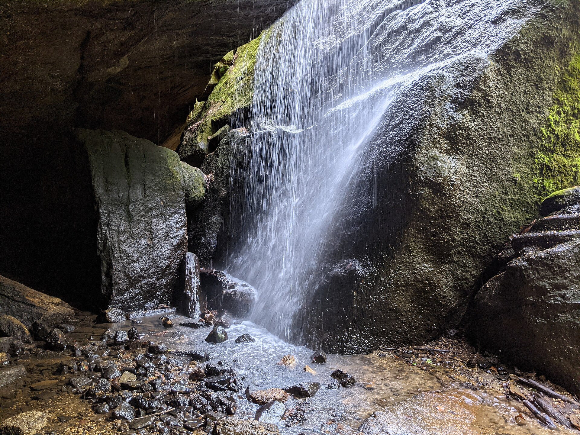Water flowing over mossy ledges in Nelson-Kennedy Ledges State Park