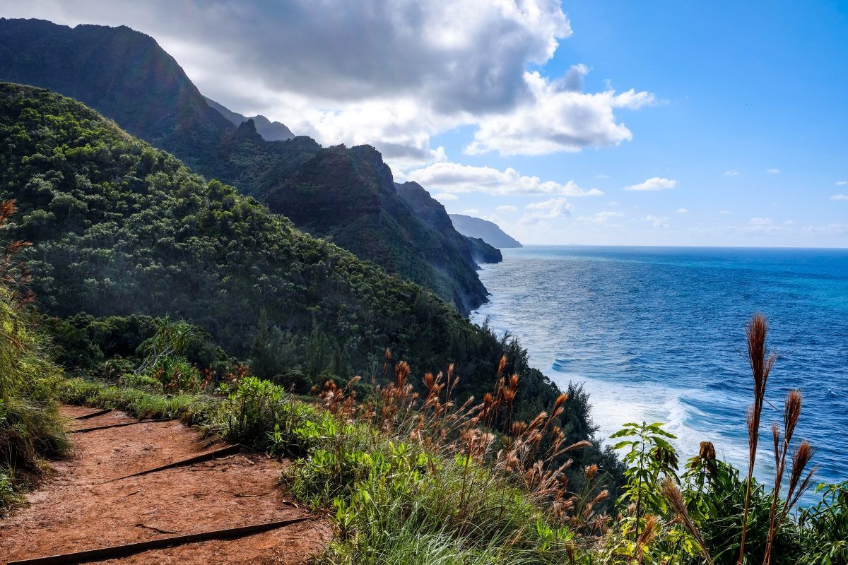 Kalalau Trail along the pacific ocean
