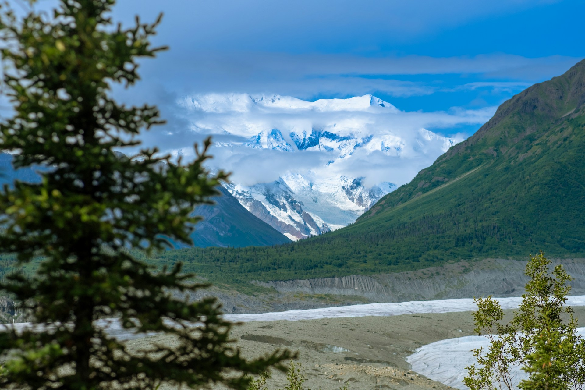 Snow-covered mountains and a glacier valley in Wrangell–St. Elias National Park